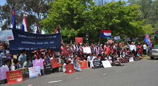 သြစတြေးလျားနိုင်ငံ၊ ကန်ဘာရာမြို့ မြန်မာသံရုံးရှေ့တွင် ဆန္ဒထုတ်ဖော်နေကြသူများ သြစတြေးလျားနိုင်ငံ၊ ကန်ဘာရာမြို့ မြန်မာသံရုံးရှေ့တွင် ဆန္ဒထုတ်ဖော်နေကြသူများ