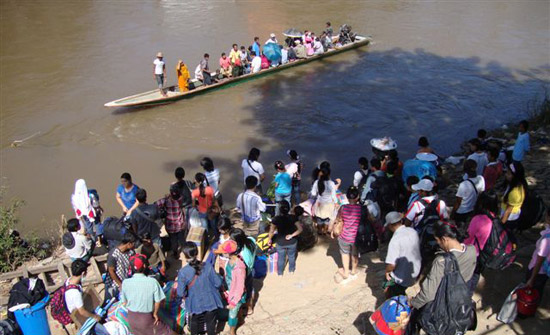 မြဝတီစခန်းတွင် ယာယီနိုင်ငံကူးလက်မှတ်သွားလျှောက်ကြမည့် ထိုင်းနိုင်ငံဘက်မှ မြန်မာရွှေ့ပြောင်းအလုပ်သမားများ မြဝတီစခန်းတွင် ယာယီနိုင်ငံကူးလက်မှတ်သွားလျှောက်ကြမည့် ထိုင်းနိုင်ငံဘက်မှ မြန်မာရွှေ့ပြောင်းအလုပ်သမားများ