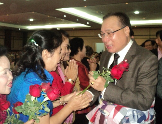 စီမံကိန်းအတည်ပြုရန် မဲဆောက်သို့ရောက်ရှိလာသည့် ထိုင်းအောက်လွှတ်တော်ဥက္ကဌ Mr. Somsak Kiatsuranont အား ကြိုဆိုနေစဉ် - Photo-KIC Photo-KIC (စီမံကိန်းအတည်ပြုရန် မဲဆောက်သို့ရောက်ရှိလာသည့် ထိုင်းအောက်လွှတ်တော်ဥက္ကဌ Mr. Somsak Kiatsuranont အား ကြိုဆိုနေစဉ်)