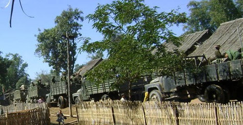 အစိုးရ စစ်တပ် ယာဉ်တန်းများပုံ (ဓါတ်ပုံ - အင်တာနက်)