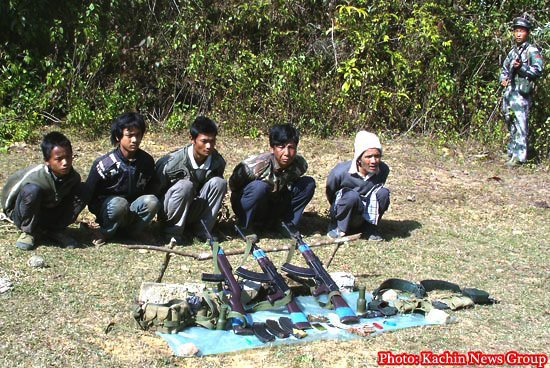  ရှမ်းပြည်မြောက်ပိုင်း မုံကိုးတွင် ဒီဇင်ဘာ ရ ရက်က အဖမ်းခံရသော အရပ်ဝတ်နဲ့ မြန်မာစစ်သားများကို ဒီဇင်ဘာ ၁၃ ရက်က KIA မှ ပြန်လွတ်ပေးခဲ့တယ်။