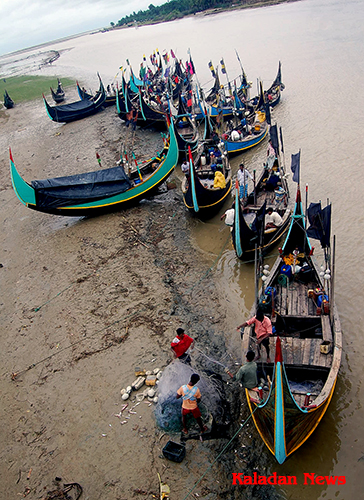 Rohingya fishing boats return to port Rohingya fishing boats return to port