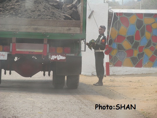 ဂိတ်စောင့်အစိုးရတပ်ထိန်းတဦး(ဓါတ်ပုံ-သျှမ်းသံတော်ဆင့်) ဂိတ်စောင့်အစိုးရတပ်ထိန်းတဦး(ဓါတ်ပုံ-သျှမ်းသံတော်ဆင့်)