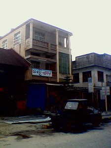 နမ့်ခမ်းမြို့ သပြေတည်းခိုခန်း (ဓါတ်ပုံ- www.kawli.info) နမ့်ခမ်းမြို့ သပြေတည်းခိုခန်း (ဓါတ်ပုံ- www.kawli.info)