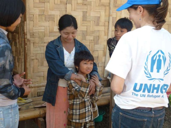 ပြီးခဲ့သည့် ၂၀၁၁ က UNHCR မှ ကချင် ဒုက္ခသည် စခန်းရှိ ဒုက္ခသည် များအား အကူအညီများ ပေးအပ်ခဲ့စဉ် (ဓါတ်ပုံ - UNHCR)