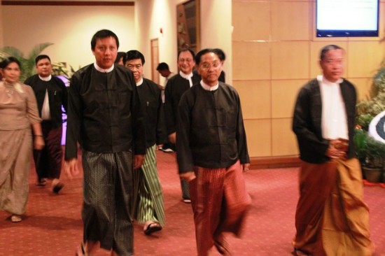 ရန်ကုန်တိုင်း ဝန်ကြီးချုပ် ဦးမြင့်ဆွေအား တွေ့ရစဉ် (ဓါတ်ပုံ-အင်တာနက်)