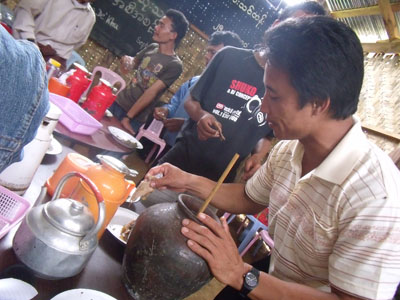 ကရင်နီအမျိုးသားတစ်ဦးမှ ကယားခေါင်ရည်ကို သောက်သုံးနေစဉ် (ဓါတ်ပုံ-ကေတီ)