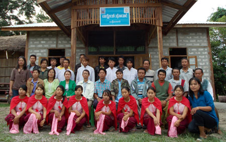 တနီးလာလဲရွာ ( CLC)ထေးနွိုးအော်ခန်းမဆောင်ဖွင့်ပွဲအခန်းအနားအပြီး Care Myanmar မှဝန်ထမ်းများ၊ ဒေသခံလူမှုအဖွဲ့အစည်းများနှင့် ကျေးရွာရပ်မိရပ်ဖများတွေ့ရစဉ် (ဓါတ်ပုံ-KnIC)