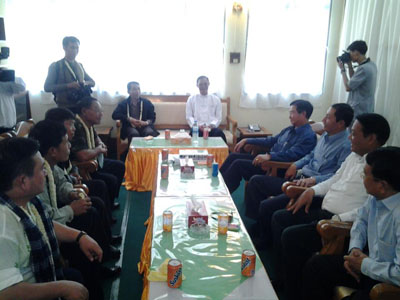 တပ်မြေလေ့လာစောင့်ကြည့်နိုင်မည့်ကော်မတီဖွဲ့စည်းနိုင်ရန် နှစ်ဖက်အစိုးရသဘောတူဆွေးနွေးထားခဲ့ကြစဉ် (ဓါတ်ပုံ-ကေအဲန်ပီပီ)