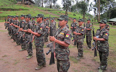 ခေါင်းဆောင်းမှုနဲ့ စီမံခန့်ခွဲရေးသင်တန်းသားများ သင်တန်းဆင်းပွဲ၌ စစ်ရေးပြနေကြစဉ် (ဓါတ်ပုံ-ကေတီ)