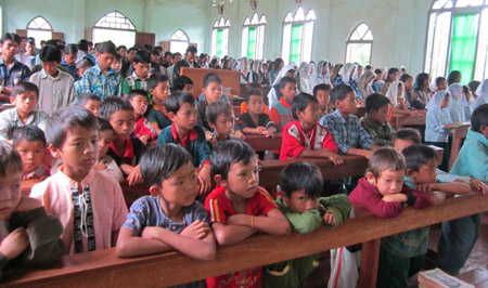 တပ်သိမ်းမြေယာပြန်ရဖို့အတွက်ကို မာဖရိုရှေ့ကျေးရွာ ကက်သလစ်ဘုရားရှိခိုးကျောင်းတွင် ဝတ်ပြုဆုတောင်းနေကြစဉ် (ဓါတ်ပုံ-ကေတီ)