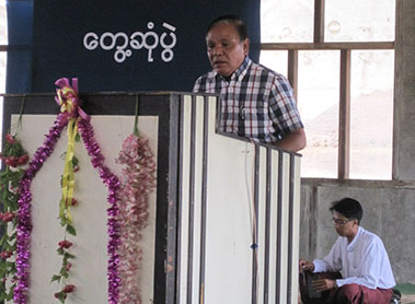 Square Power ကုမ္မဏီမှ ဒါရိုက်တာ ဦးသက်မောင်ဦးကနေပြီးတော့ ဘိလပ်မြေစက်ရုံတည်ဆောက်မည့် ပုံစံကို လူထုအားရှင်းပြနေစဉ် (ဓါတ်ပုံ-ကယားလီဖု)