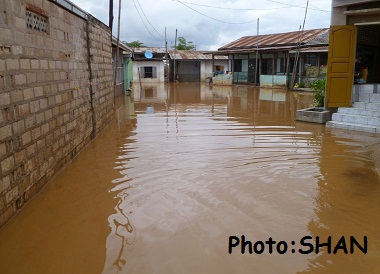 လားရှိုးကြီး၌ ရေကြီးနေပုံ (ဓါတ်ပုံ- SH / SHAN) လားရှိုးကြီး၌ ရေကြီးနေပုံ (ဓါတ်ပုံ- SH / SHAN)