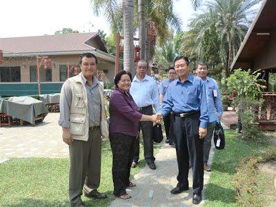 ကေအန်ယူ အထွေထွေ အတွင်းရေးမှူး နော်စီဖိုးရာစိန်နှင့် ရထား ၀န်ကြီး ဦးအောင်မင်း အရင်တွေ့ဆုံခဲ့စဉ် (ဓါတ်ပုံ - အင်တာနက်)