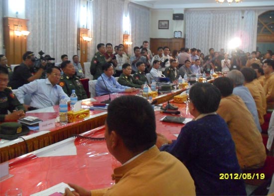 မြန်မာအစိုးရကိုယ်စားလှယ် ဦးအောင်မင်းနှင့် ပထမဆုံးအကြိမ် တွေ့ဆုံစဉ်ကတွေ့ရသော ဒု-ဗိုလ်ချုပ်ကြီး ယွက်စစ်၊ ဗိုလ်မှူးချုပ် စိုင်းလူးတို့အဖွဲ့ မြန်မာအစိုးရကိုယ်စားလှယ် ဦးအောင်မင်းနှင့် ပထမဆုံးအကြိမ် တွေ့ဆုံစဉ်ကတွေ့ရသော ဒု-ဗိုလ်ချုပ်ကြီး ယွက်စစ်၊ ဗိုလ်မှူးချုပ် စိုင်းလူးတို့အဖွဲ့