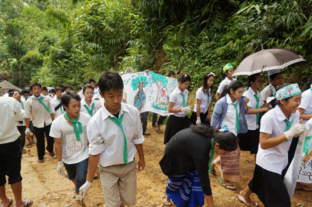 ကရင်နီဆယ်တန်းလွန်ကျောင်းသား/သူတွေက တရပ်ကွက်ပြီးတရပ်ကွက် လမ်းလျှောက်ပြီး အမှိုက်ကောက် တဲ့လုပ်ရှားမှု (ဓါတ်ပုံ-ကေတီ)