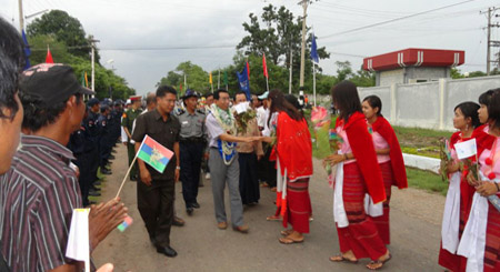 ကေအဲန်ပီပီ ပြည်ထောင်စုအဆင့်ဆွေးနွေးဖို့ လွိုင်ကော်သို့ရောက်လာစဉ် ပြည်သူများ ကြိုဆို