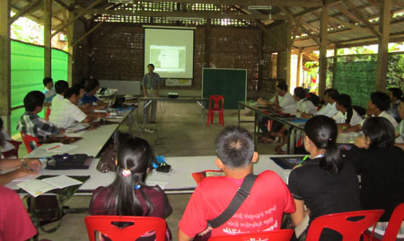 ငြိမ်းချမ်းရေးဖြစ်စဉ်မှာ လူထုပါဝင်စောင့်ကြည့်ရေးသည်လည်း အရေးပါကြောင်း လူမှုအသင်းအဖွဲ့အစည်းများကို KNPP အတွင်းရေးမှူး ခူးဦးရယ်က ပြောကြားနေစဉ် (ဓါတ်ပုံ-ကေတီ)