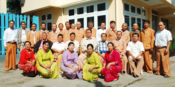 ပါတီ ပြန်လည် တည်ထောင်သူများနှင့် မူစယ်-နမ့်ခမ်း ဒေသက ပါတီဝင်များကို ၂၀၁၂ ဇန်နဝါရီလတုန်းက ရန်ကုန်မြို့တွင် တွေ့ရစဉ် (ဓာတ်ပုံ -SNLD) ပါတီ ပြန်လည် တည်ထောင်သူများနှင့် မူစယ်-နမ့်ခမ်း ဒေသက ပါတီဝင်များကို ၂၀၁၂ ဇန်နဝါရီလတုန်းက ရန်ကုန်မြို့တွင် တွေ့ရစဉ် (ဓာတ်ပုံ -SNLD)