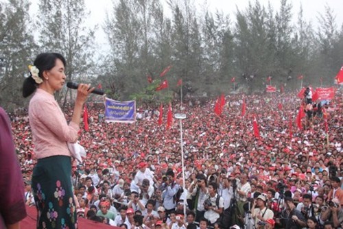 ဒေါ်အောင်ဆန်စုကြည်၏ ဒဂုံမြို့ဆိပ်ကမ်းခရီးစဉ်( ဓါတ်ပုံ အင်တာနက်)