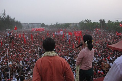 ဒေါ်အောင်ဆန်စုကြည်၏ ဒဂုံမြို့ဆိပ်ကမ်းခရီးစဉ်( ဓါတ်ပုံ အင်တာနက်)