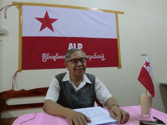 ယနေ့သတင်းစာရှင်းလင်းပွဲတွင်တွေ့ရသည့် ဦးခိုင်စိုးနိုင်အောင် (ဓာတ်ပုံ - KIC) ယနေ့သတင်းစာရှင်းလင်းပွဲတွင်တွေ့ရသည့် ဦးခိုင်စိုးနိုင်အောင် (ဓာတ်ပုံ - KIC)