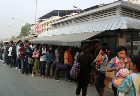 မဲဆောက်ကမ်းနားမှ မြဝတီဘက် ယနေ့မနက် ပြန်ကူးကြမည့် မြန်မာအလုပ်သမားများ (ဓာတ်ပုံ - KIC) မဲဆောက်ကမ်းနားမှ မြဝတီဘက် ယနေ့မနက် ပြန်ကူးကြမည့် မြန်မာအလုပ်သမားများ (ဓာတ်ပုံ - KIC)