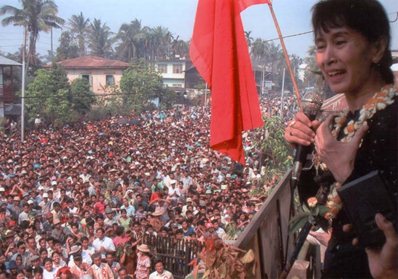 ဒေါ်အောင်ဆန်းစုကြည်၏ နယ်စည်းရုံးရေးခရီးစဉ်တစ်ခု(Photo - facebook) ဒေါ်အောင်ဆန်းစုကြည်၏ နယ်စည်းရုံးရေးခရီးစဉ်တစ်ခု (Photo - facebook)