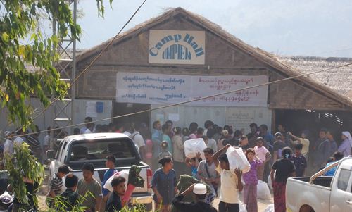 အုန်းဖျန်မီးဘေးဒုက္ခသည်များ (Photo-KIC) အုန်းဖျန်မီးဘေးဒုက္ခသည်များ (Photo-KIC)