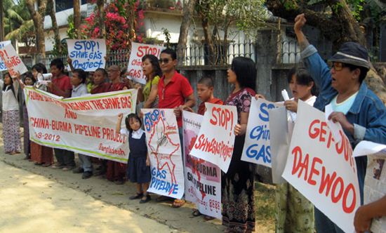 ဆန္ဒပြပွဲအား မြန်မာနယ်စပ် အနီးရှိ ဘင်္ဂလားဒေ့ချ်နိုင်ငံ ကော့စ်ဘဇားမြို့ Press club ရှေ့တွင် ပြုလုပ်ခဲ့ကြသည်။ ဆန္ဒပြပွဲအား မြန်မာနယ်စပ် အနီးရှိ ဘင်္ဂလားဒေ့ချ်နိုင်ငံ ကော့စ်ဘဇားမြို့ Press club ရှေ့တွင် ပြုလုပ်ခဲ့ကြသည်။