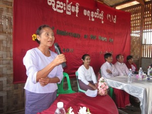 ဂျပန်ရေတွင်းရွာမှမွန်အမျိုးသမီးတစ်ဦးမိန့်ခွန်းပြောကြားနေစဉ်- Photo-IMNA ဂျပန်ရေတွင်းရွာမှမွန်အမျိုးသမီးတစ်ဦးမိန့်ခွန်းပြောကြားနေစဉ်- Photo-IMNA