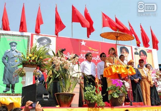 ကလောလူထုများအား စည်းရုံးရေးပြောကြားနေစဉ် (ဓါတ်ပုံ - Burma VJ)