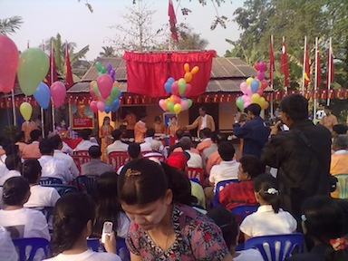 ဘုရားသုံးဆူမြို့နယ်ခွဲတွင် NLD ဆိုင်းဘုတ်တင်ရုံးဖွင့်ပွဲ (Photo-IMNA) ဘုရားသုံးဆူမြို့နယ်ခွဲတွင် NLD ဆိုင်းဘုတ်တင်ရုံးဖွင့်ပွဲ (Photo-IMNA)