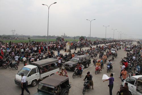 လေဆိပ်နှင့် မြို့တွင်းကြား ကြိုဆိုနေသော မန္တလေးသူများ (ဓါတ်ပုံ - အင်တာနက်)