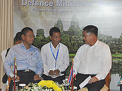 ဗိုလ်ချုပ် လှမင်းနှင့် ထိုင်းကာကွယ်ရေး ဝန်ကြီး မစ္စတာ Sukumpol Suwanatat တို့ (၆) ကြိမ်မြောက် အာဆီယံ ကာကွယ်ရေး ဝန်ကြီးများ အစည်းအဝေးတွင် တွေ့ဆုံခဲ့ကြစဉ် (ဓါတ်ပုံ - ဗန်ကောက်ပိုစ့်) ဗိုလ်ချုပ် လှမင်းနှင့် ထိုင်းကာကွယ်ရေး ဝန်ကြီး မစ္စတာ Sukumpol Suwanatat တို့ (၆) ကြိမ်မြောက် အာဆီယံ ကာကွယ်ရေး ဝန်ကြီးများ အစည်းအဝေးတွင် တွေ့ဆုံခဲ့ကြစဉ် (ဓါတ်ပုံ - ဗန်ကောက်ပိုစ့်)