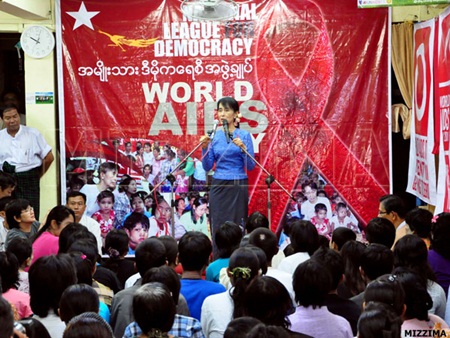 NLD ပါတီရုံးချုပ်တွင် ပြုလုပ်သည့် ကမ္ဘာ့ AIDS နေ့ အခမ်းအနားတွင် တွေ့ရသည့် တေးသံရှင် ချစ်သုဝေ (ဓါတ်ပုံ မဇ္စျိမ)