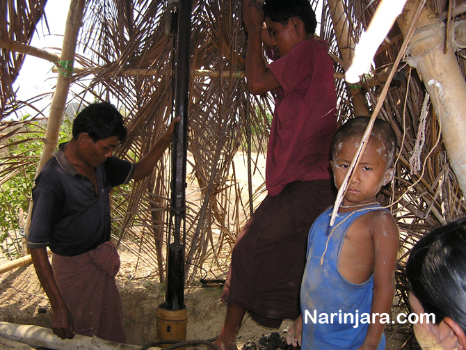 ရမ်းဗြဲဒေသတွင် လက်ယပ်တွင်းဖြင့် ရေနံ တူးနေစဉ် ရမ်းဗြဲဒေသတွင် လက်ယပ်တွင်းဖြင့် ရေနံ တူးနေစဉ်