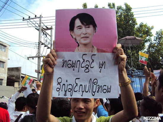 ထိုင်းနိုင်ငံရှိ မြန်မာ ရွှေ့ပြောင်းအလုပ်သမားများ၏ ယာယီပတ်စ်ပို့ စျေးနှုန်းမှန်ရေးနှင့် အလုပ်သမားမှတ်ပုံတင် မရသေးသူများကို လုပ်ပေးရန် ဒေါ်အောင်ဆန်းစုကြည်က မဟာချိုင်ရှိ ယာယီပတ်စ်ပို့ရုံး၌ ပြောဆို (ဓါတ်ပုံ မဇ္စျိမ)