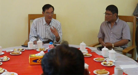 ကရင်နိပြည် (ကယား) ၀န်ကြီးချုပ် ဦးဘူးရယ်နှင့် ကေအဲန်ပီပီ အတွင်းရေးမှူး (၂) တို့ ဆွေးနွေးနေစဉ် (ဓါတ်ပုံ-ကေအဲန်ပီပီ)