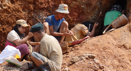 ခဲတူးနေကြသူများ (ဓါတ်ပုံ-ကေတီ)