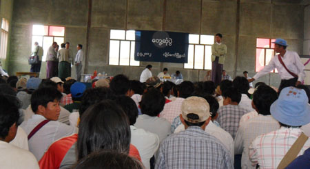 ကရင်နီ(ကယား)ပြည်နယ် အစိုးရဝန်ကြီးများနှင့် ချိကယ်ဒေသခံလူထုများ ကေးထျိုးဘိုး ခန်းမဆောင် ထျေးသမကျေးရွာ ချိကယ်အုပ်စုတွင် တွ့ဆုံစဉ် (ဓါတ်ပုံ-ကယားမြေ သက်သေ)