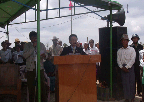 မိုးဗြဲကျေးရွာမှာ ပြုလုပ်တဲ့ ရေလှောင်ကန် ဖွင့်ပွဲ အခမ်းအနားမှာ ဂျပန် သံအမတ် HIDEO MATSOO က မိန်းခွန်း ပြောကြားစဉ် (ဓါတ်ပုံ-ကယားလီဖု)