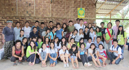 KnCC ကျောင်းသူကျောင်းသားများနှင့် စင်္ကာပူကျောင်းသားများ အတူတကွ ဓါတ်ပုံရိုက်ကူးစဉ် (ဓါတ်ပုံ-ကေတီ)