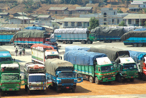 မူဆယ် ၁၀၅ မိုင် ကုန်သွယ်ရေးစခန်းတြင် ကုန္ကားမ်ား ရပ္နားထားသည္ကို တြေ့ရစ ဉ်။ Photo - Myanmar time မူဆယ် ၁၀၅ မိုင် ကုန်သွယ်ရေးစခန်းတြင် ကုန္ကားမ်ား ရပ္နားထားသည္ကို တြေ့ရစ ဉ်။ Photo - Myanmar time