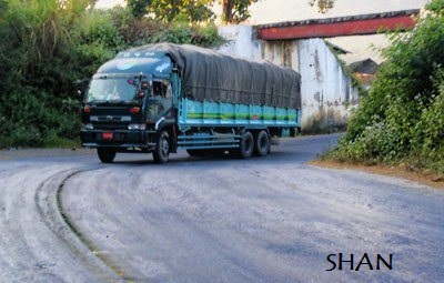 မူစယ် - မန္တလေးလမ်းမှ တရုတ်ကုန်ပစ္စည်းတင်ကားကြီး မူစယ် - မန္တလေးလမ်းမှ တရုတ်ကုန်ပစ္စည်းတင်ကားကြီး