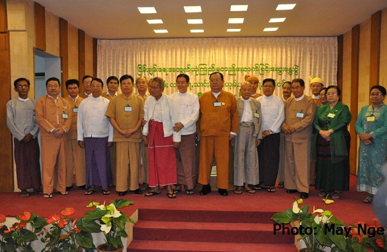 သျှမ်းခေါင်းဆောင်များနှင့် ဦးအောင်မင်းအဖွဲ့ ဓါတ်ပုံတွဲရိုက်ကြစဉ် သျှမ်းခေါင်းဆောင်များနှင့် ဦးအောင်မင်းအဖွဲ့ ဓါတ်ပုံတွဲရိုက်ကြစဉ်