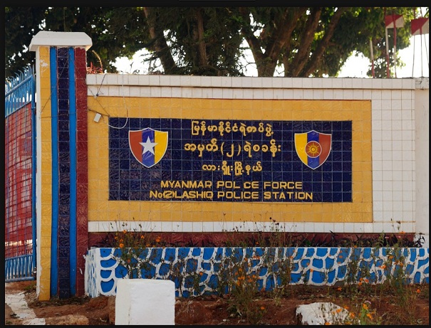 လားရှိုးမြို့အမှတ် ၂ ရဲစခန်း (ဓါတ်ပုံ- အင်တာနက်) လားရှိုးမြို့အမှတ် ၂ ရဲစခန်း (ဓါတ်ပုံ- အင်တာနက်)