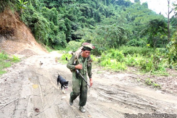ကေအိုင်အို MHH အရပ်သားတပ်ဖွဲ့ဝင် တစ်ဦး။ ကေအိုင်အို MHH အရပ်သားတပ်ဖွဲ့ဝင် တစ်ဦး။