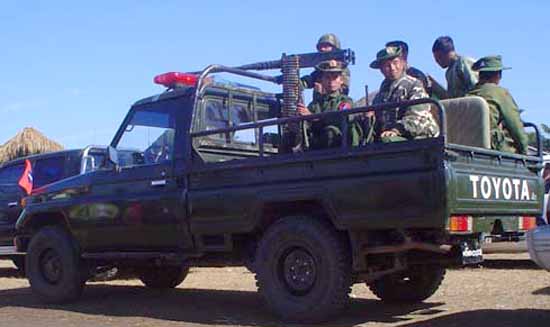 မြစ်ကြီးနားမြို့ ပေါ်တွင် လုံခြုံရေးယူနေတဲ့ မြန်မာအစိုးရတပ်များ။ မြစ်ကြီးနားမြို့ ပေါ်တွင် လုံခြုံရေးယူနေတဲ့ မြန်မာအစိုးရတပ်များ။