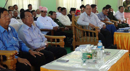 လမ်းပမ်းဆက်သွယ်ရေးနှင့် ပါတ်သက်၍ လာရောက်ဆွေးနွေးနေကြစဉ် (ဓါတ်ပုံ-ကေတီ)